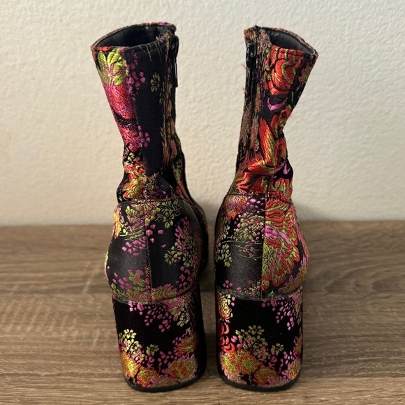 Steve Madden Sania-V Booties, Black Floral Jacquard, Size 6 - Picture 4 of 7